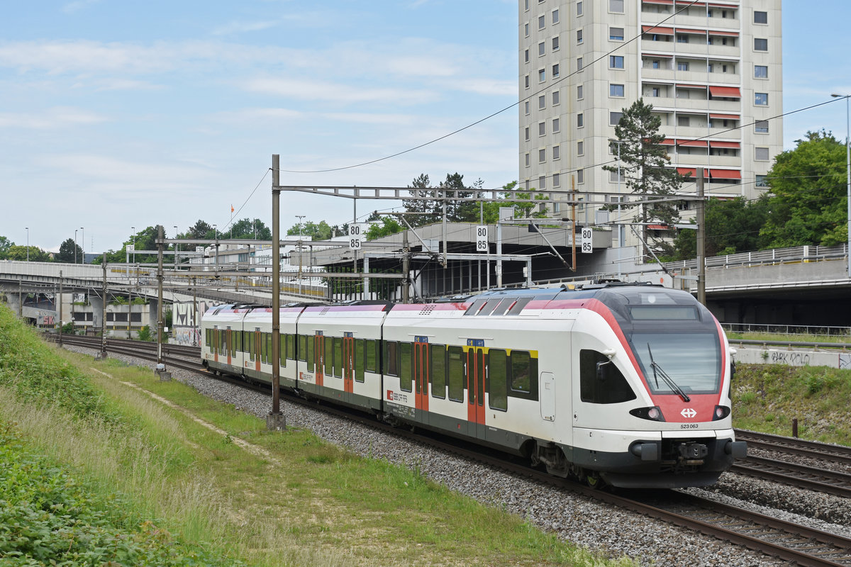 RABe 523 063, auf der S3, fährt Richtung Bahnhof SBB. Die Aufnahme stammt vom 21.05.2018.