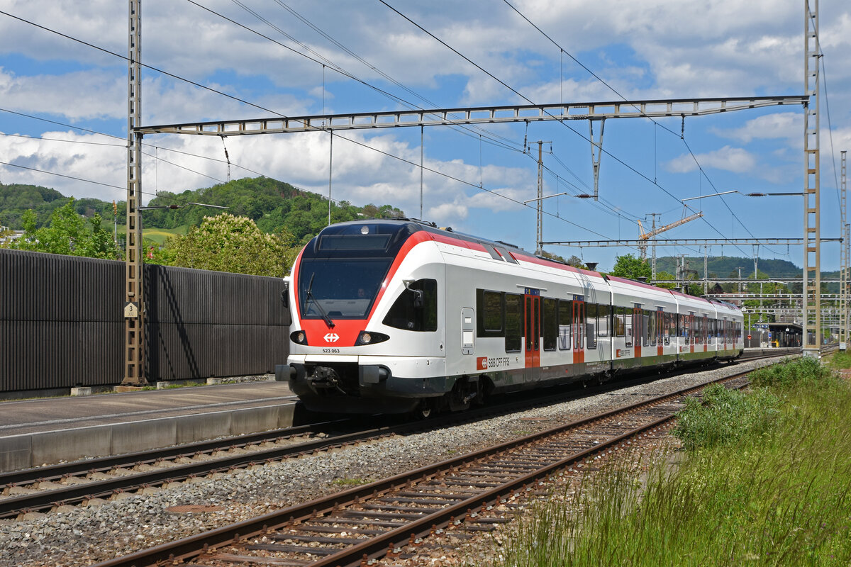 RABe 523 063, auf der S3, verlässt den Bahnhof Gelterkinden. Die Aufnahme stammt vom 29.05.2021.