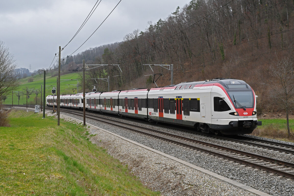 RABe 523 063, auf der S3, fährt am 04.03.2024 Richtung Bahnhof Tecknau.