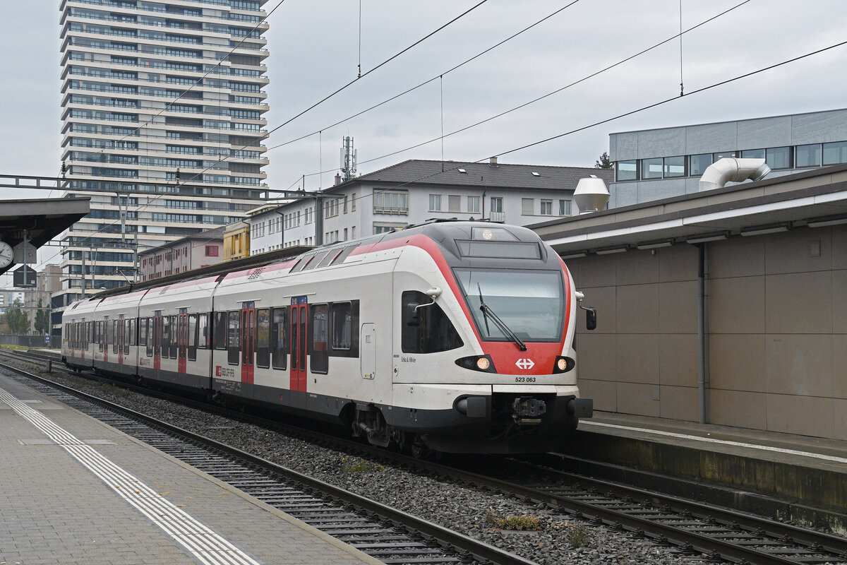 RABe 523 063, auf der S3, wartet am 20.10.2025 beim Bahnhof Pratteln.