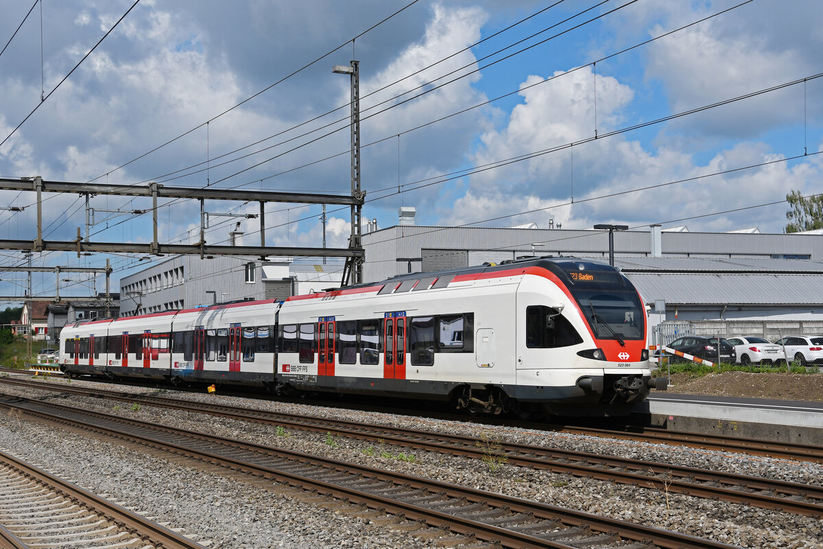 RABe 523 064, auf der S23, fährt am 10.06.2024 beim Bahnhof Rupperswil ein.