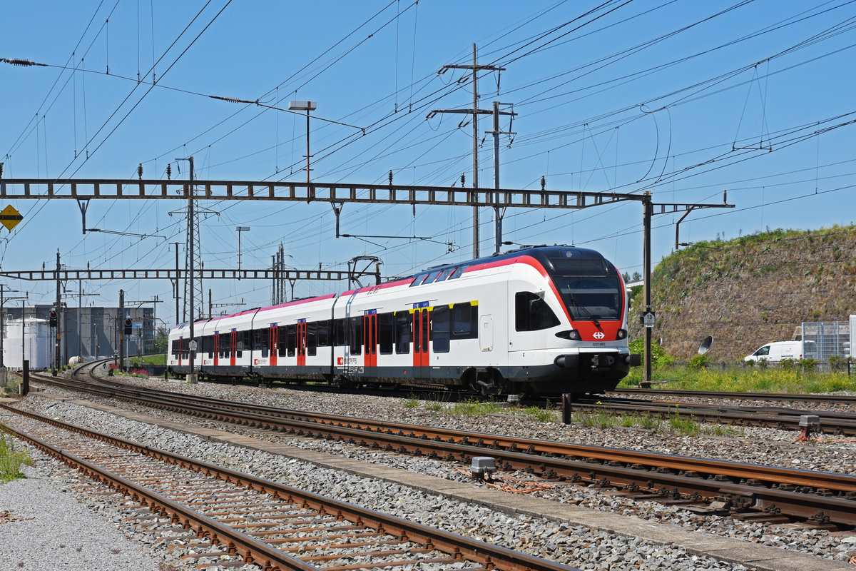 RABe 523 065, auf der S3, fährt zum Bahnhof Pratteln. Die Aufnahme stammt vom 18.05.2020.