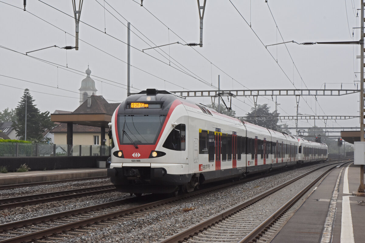 RABe 523 066, auf der S 26, durchfährt den Bahnhof Rupperswil. Die Aufnahme stammt vom 10.06.2021.