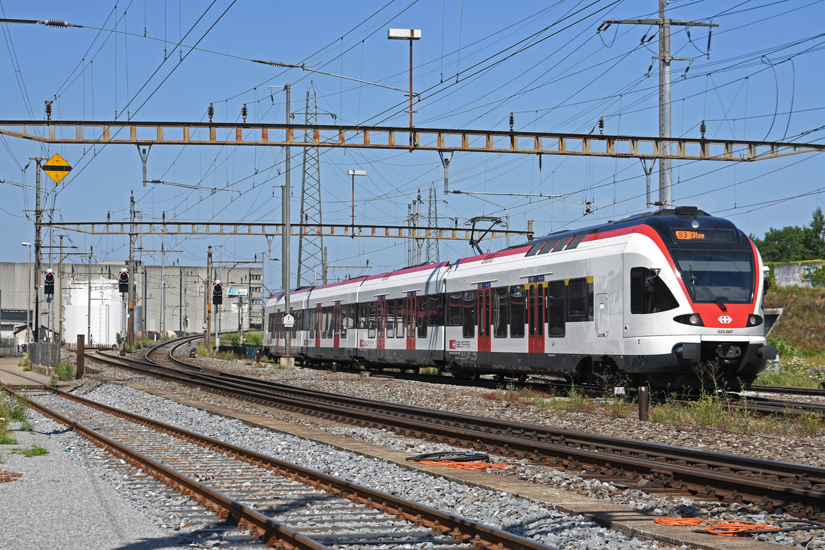 RABe 523 067, auf der S3, fährt zum Bahnhof Pratteln. Die Aufnahme stammt vom 01.07.2019.