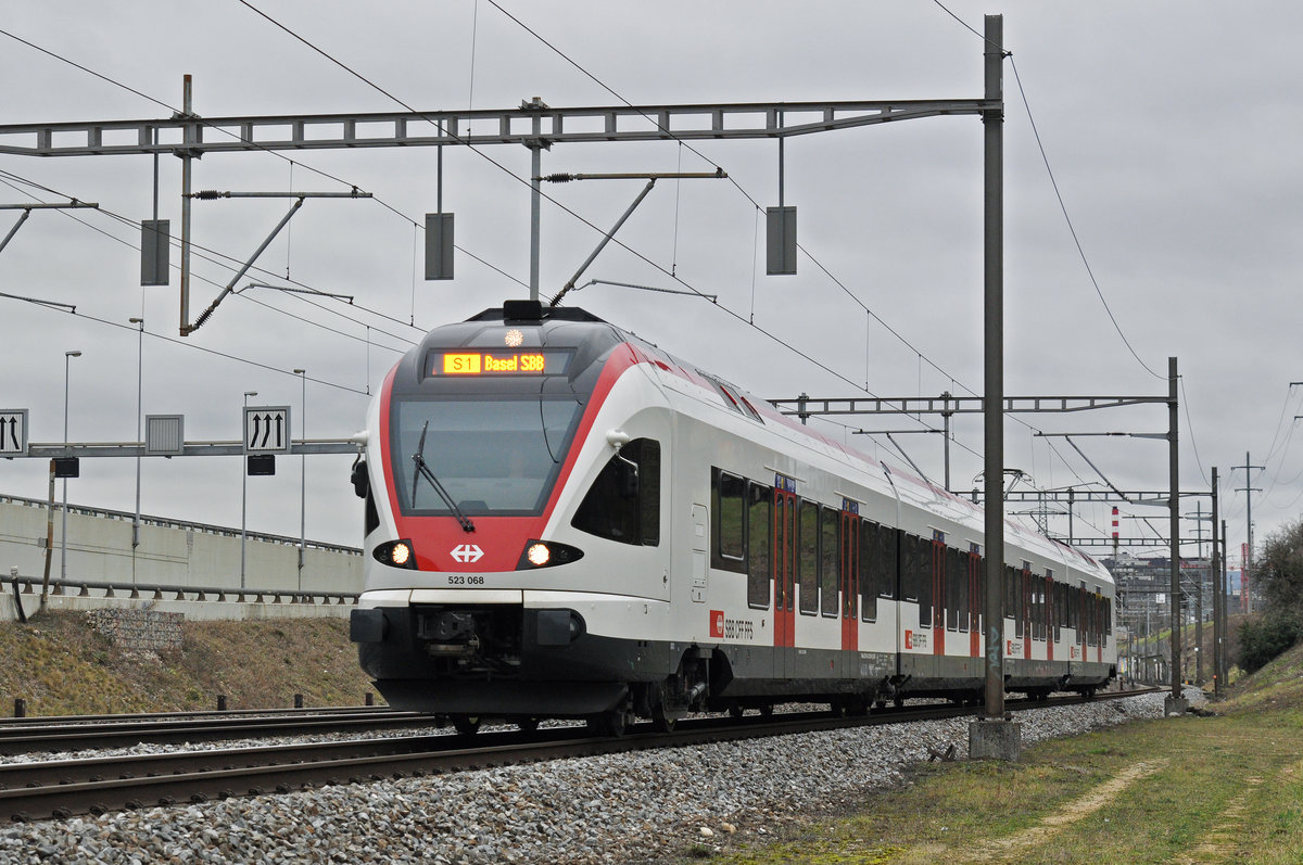 RABe 523 068, auf der S1, fährt Richtung Bahnhof SBB. Die Aufnahme stammt vom 29.01.2018.