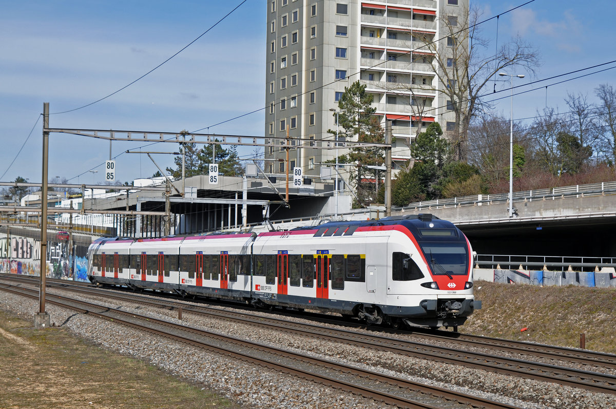 RABe 523 068, auf der S1, fährt Richtung Bahnhof Muttenz. Die Aufnahme stammt vom 05.03.2018.
