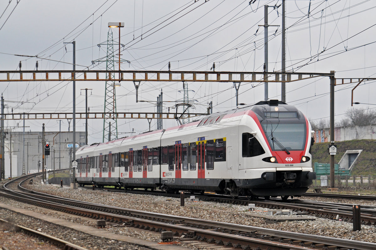 RABe 523 068, auf der S3, fährt zum Bahnhof Pratteln. Die Aufnahme stammt vom 07.01.2018.