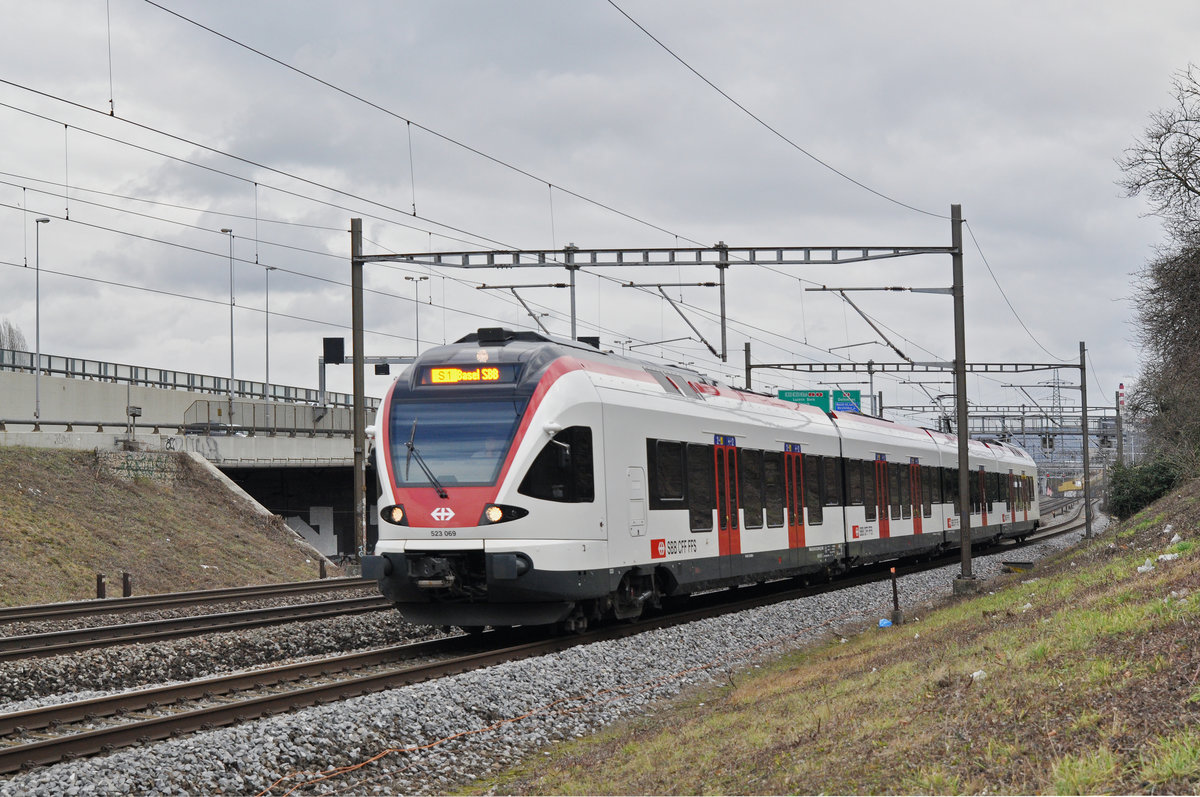 RABe 523 069, auf der S1, fährt Richtung Bahnhof SBB. Die Aufnahme stammt vom 28.12.2017.