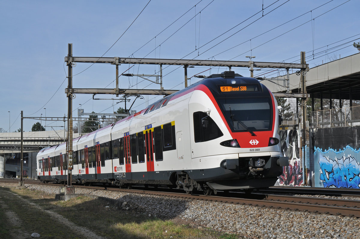 RABe 523 069, auf der S1, fährt Richtung Bahnhof SBB. Die Aufnahme stammt vom 24.01.2018.