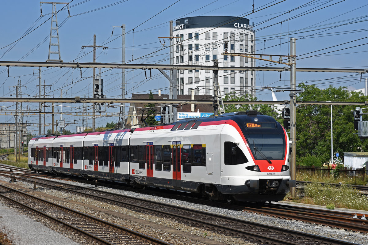 RABe 523 069, auf der S3, fährt beim Bahnhof Pratteln ein. Die Aufnahme stammt vom 18.07.2019.