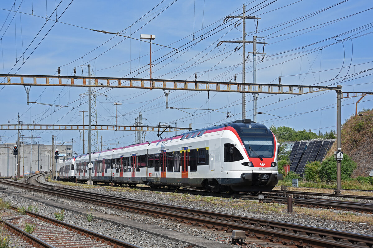 RABe 523 069, auf der S3, f�hrt am 16.07.2026 zum Bahnhof Pratteln.