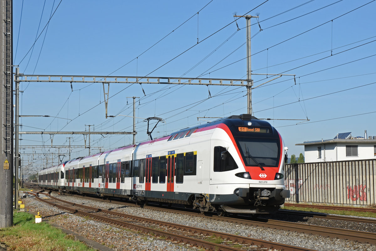 RABe 523 070, auf der S1, verlässt den Bahnhof Rheinfelden. Die Aufnahme stammt vom 11.09.2018.