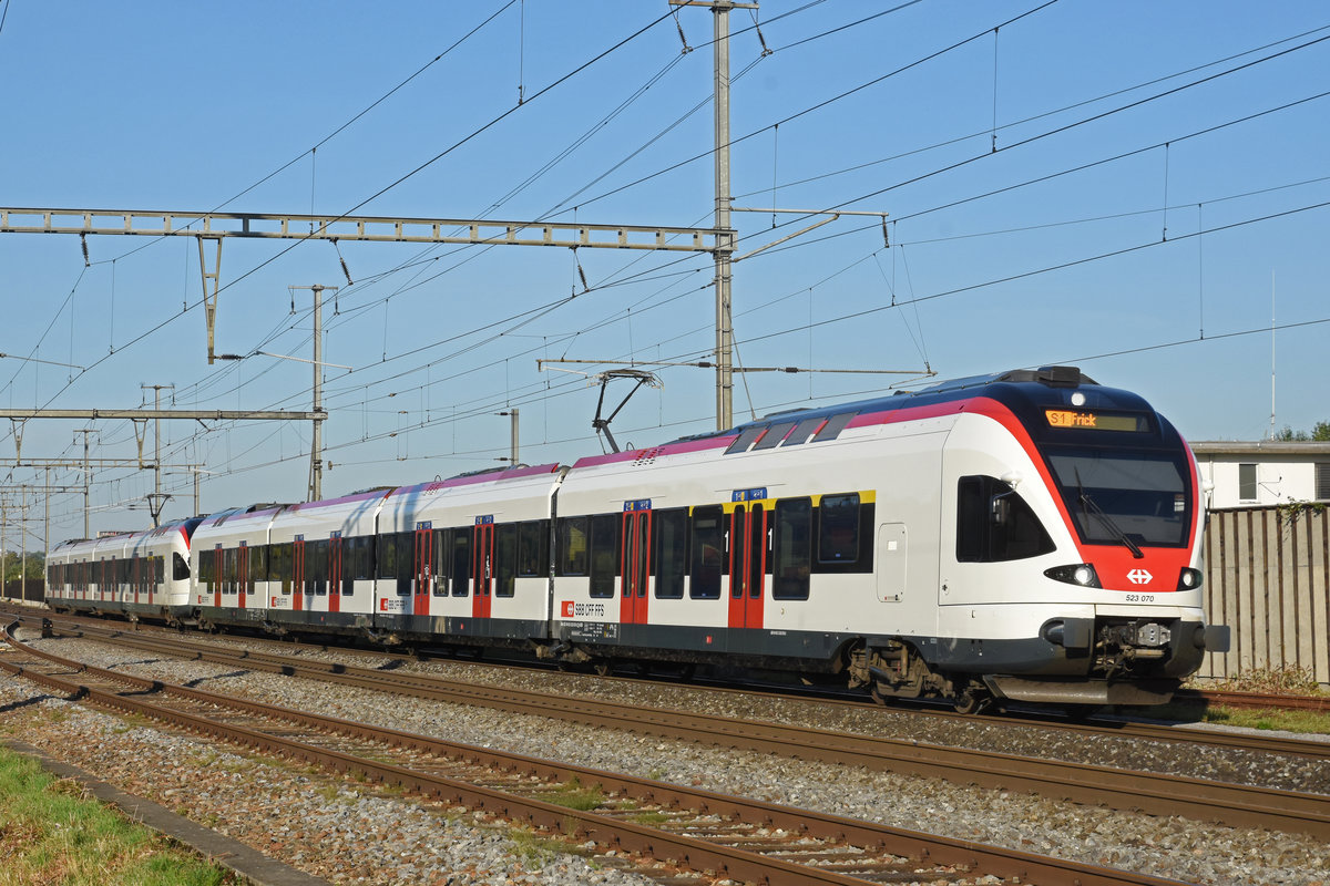 RABe 523 070, auf der S1, fährt beim Bahnhof Rheinfelden ein. Die Aufnahme stammt vom 11.09.2018.