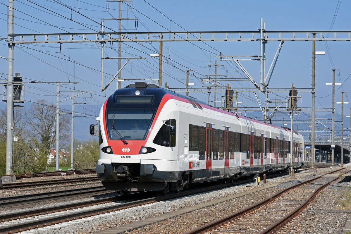 RABe 523 070, auf der S1, verlässt den Bahnhof Möhlin. Die Aufnahme stammt vom 15.04.2019.