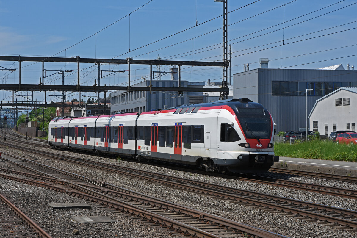 RABe 523 070, auf der S26, durchfährt den Bahnhof Rupperswil. Die Aufnahme stammt vom 12.05.2022.