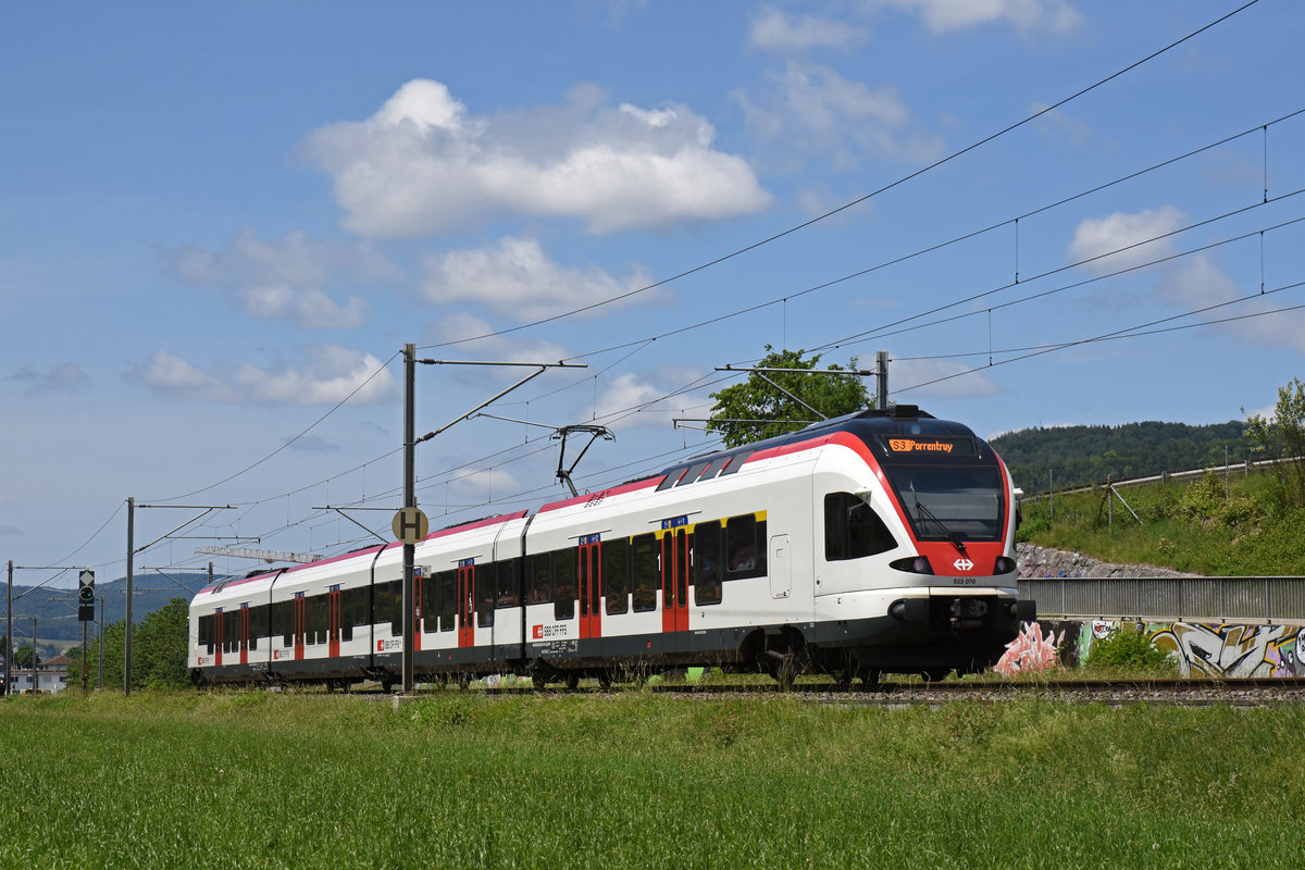 RABe 523 070, auf der S3, fährt Richtung Bahnhof Itingen. Die Aufnahme stammt vom 31.05.2018.