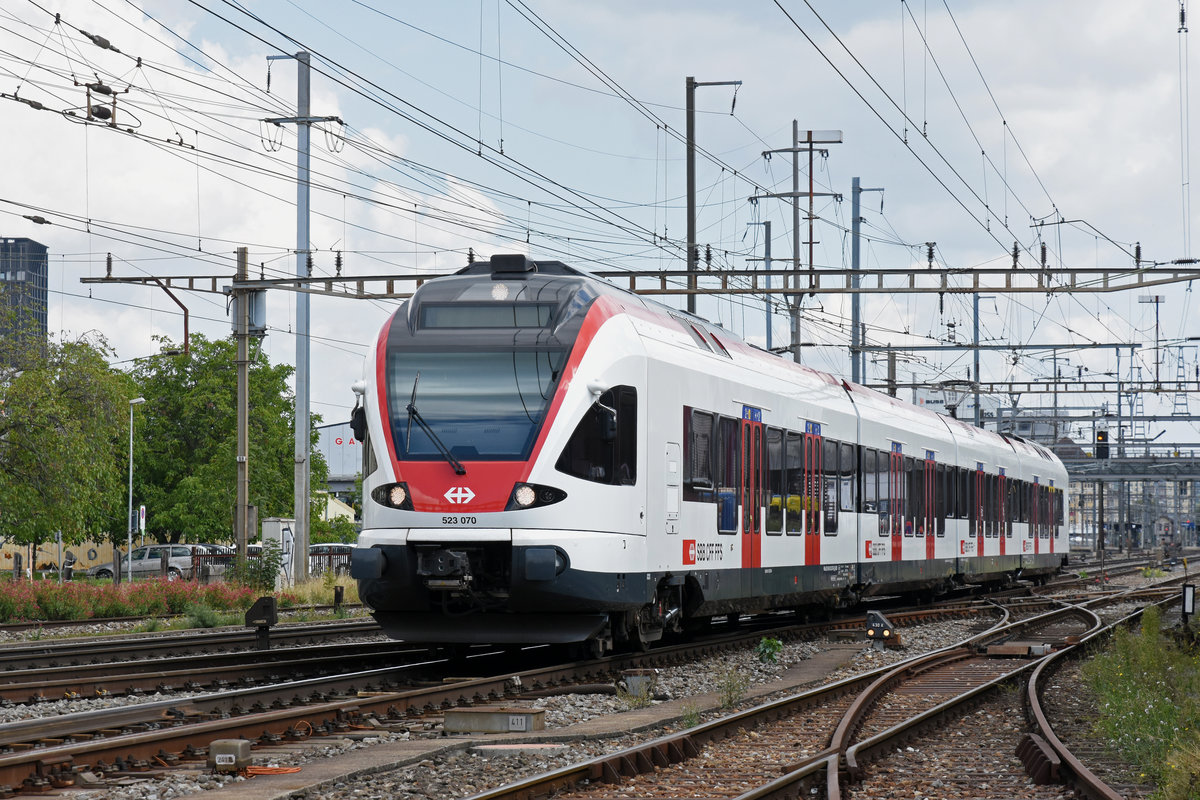 RABe 523 070, auf der S3, verlässt den Bahnhof Pratteln. Die Aufnahme stammt vom 04.09.2018.