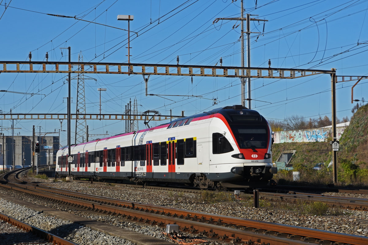RABe 523 070, auf der S3, fährt zum Bahnhof Pratteln. Die Aufnahme stammt vom 18.11.2020.