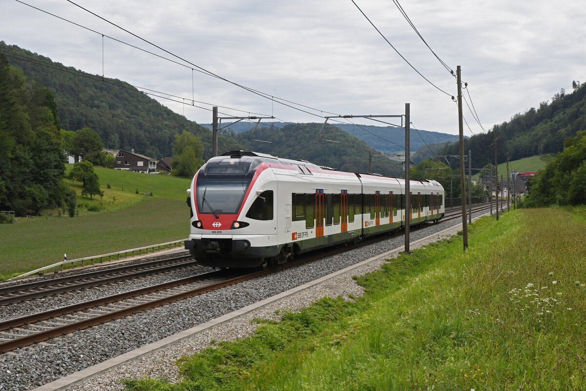 RABe 523 070, auf der S3, fährt am 27.07.2023 Richtung Bahnhof Gelterkinden.