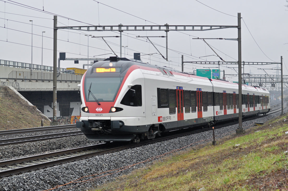 RABe 523 071, auf der S1, fährt Richtung Bahnhof SBB. Die Aufnahme stammt vom 19.12.2017.