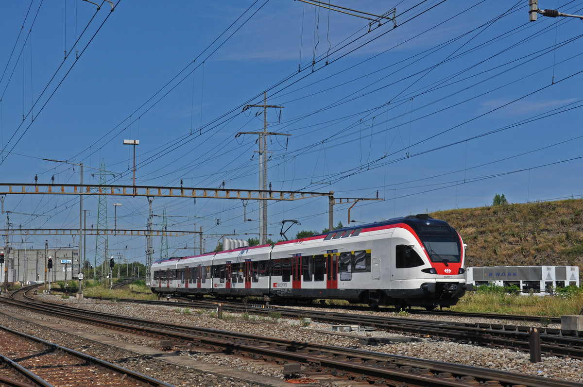 RABe 523 071, auf der S1, verlässt den Bahnhof Pratteln. Die Aufnahme stammt vom 16.07.2018.