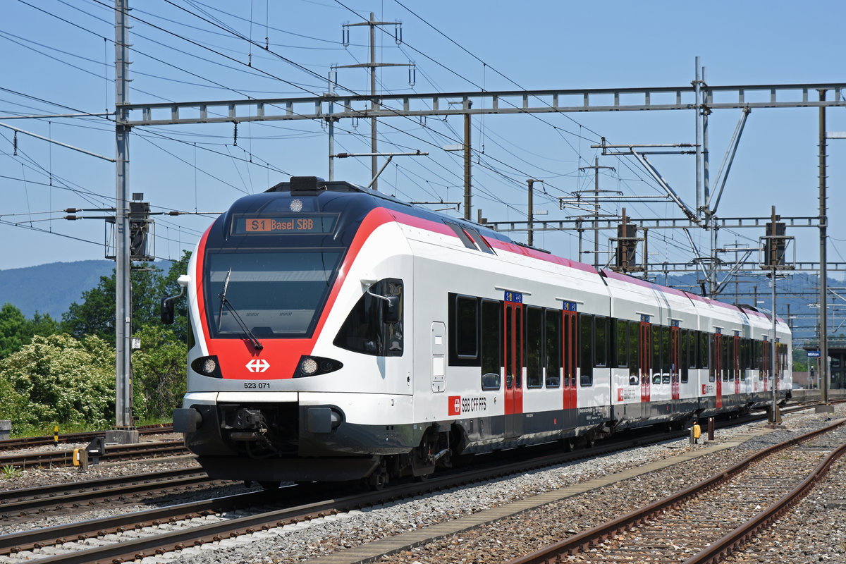 RABe 523 071, auf der S1, verlässt den Bahnhof Möhlin. Die Aufnahme stammt vom 04.06.2019.