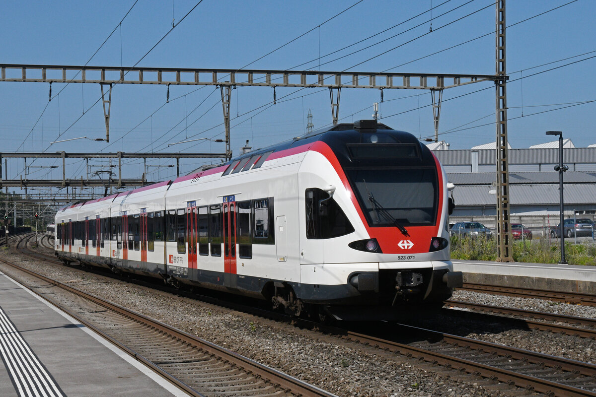 RABe 523 071, auf der S26, durchfährt am 11.08.2025 den Bahnhof Rupperswil.