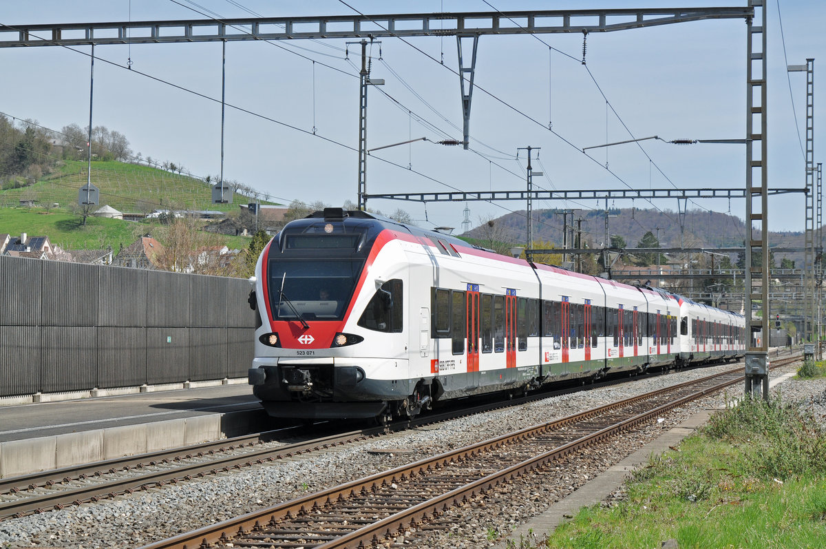 RABe 523 071, auf der S3, verlässt den Bahnhof Gelterkinden. Die Aufnahme stammt vom 14.04.2018.