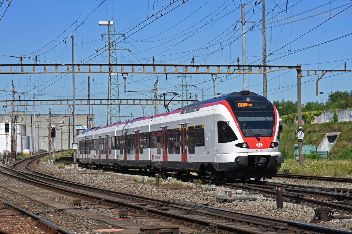 RABe 523 071, auf der S3, fährt zum Bahnhof Pratteln. Die Aufnahme stammt vom 26.06.2018.