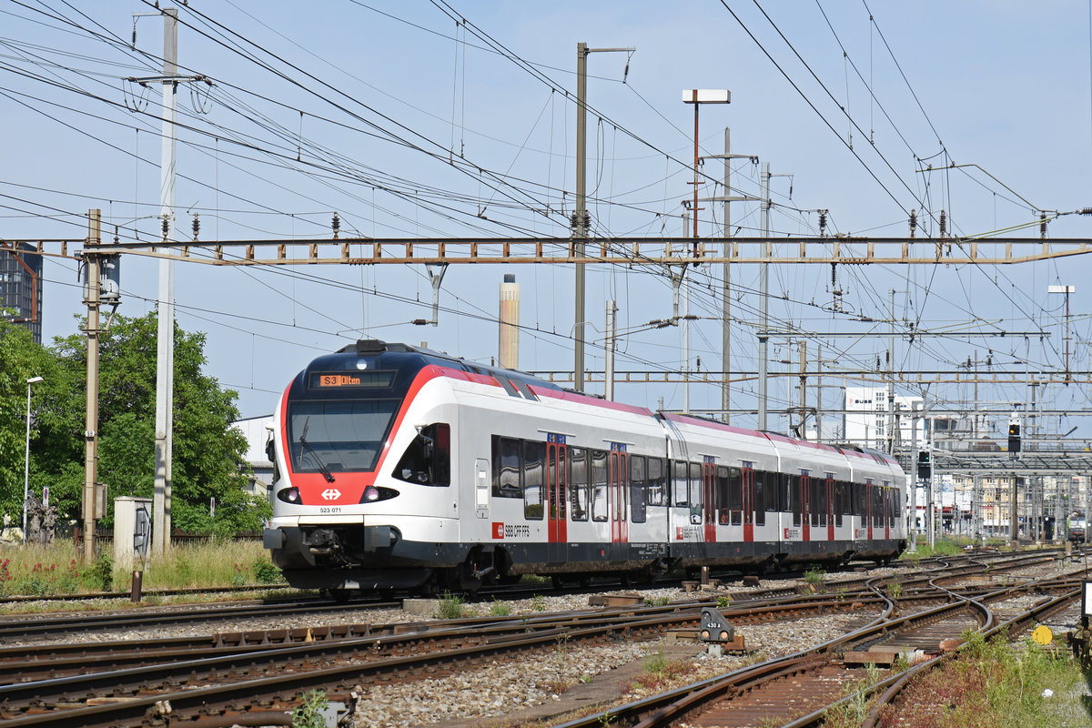 RABe 523 071, auf der S3, fährt zum Bahnhof Pratteln. Die Aufnahme stammt vom 27.05.2018.