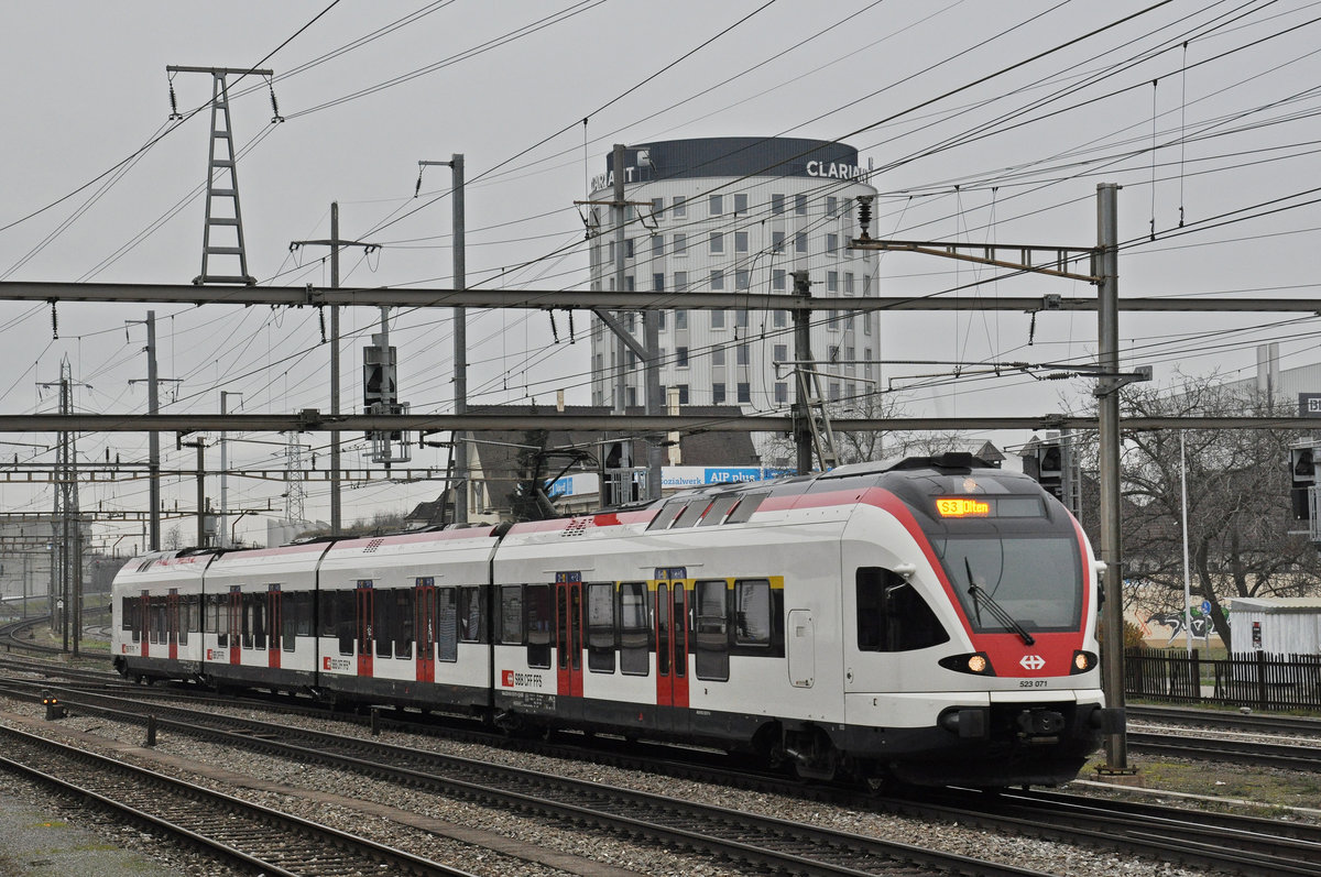 RABe 523 071, auf der S3, fährt zum Bahnhof Muttenz. Die Aufnahme stammt vom 31.12.2018.