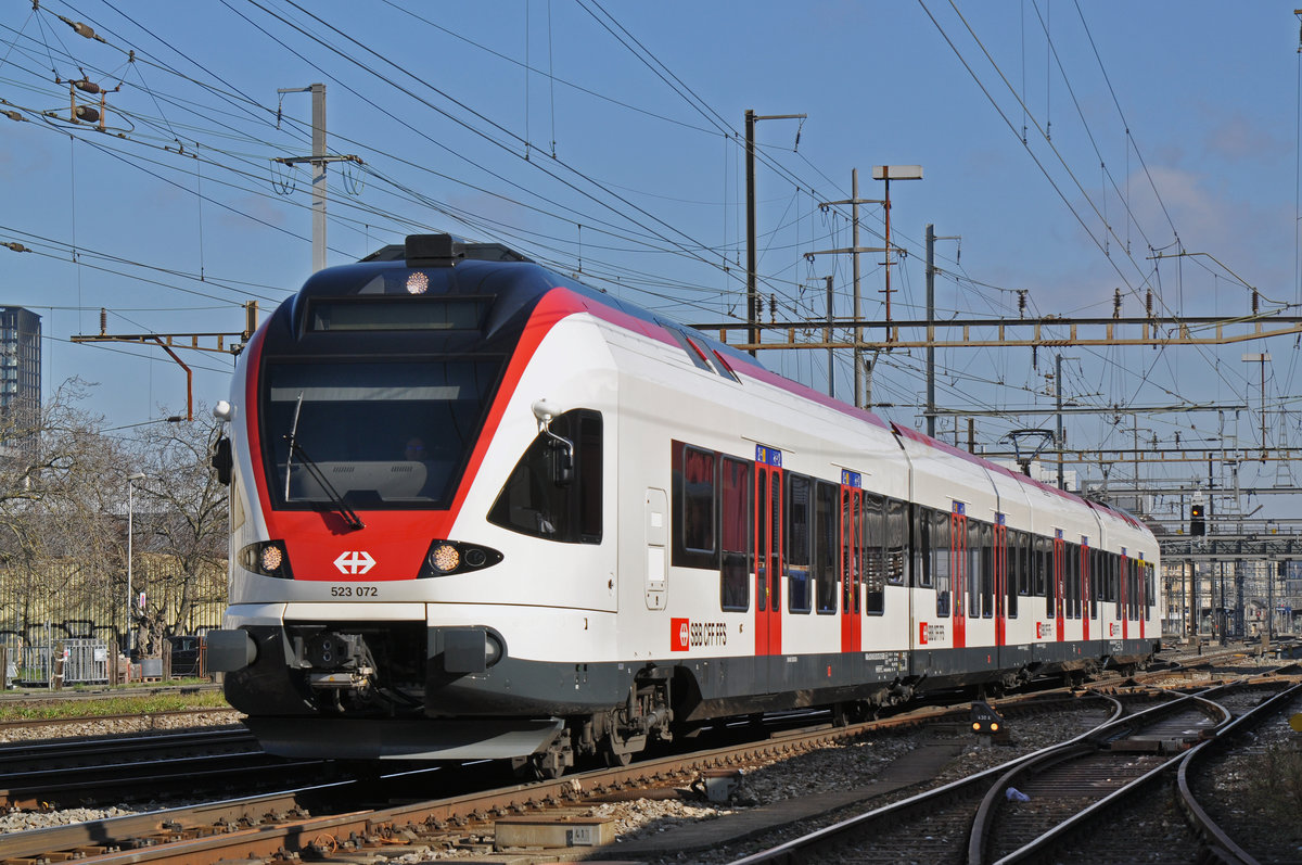 RABe 523 072, auf der S3, verlässt den Bahnhof Pratteln. Die Aufnahme stammt vom 13.02.2018.