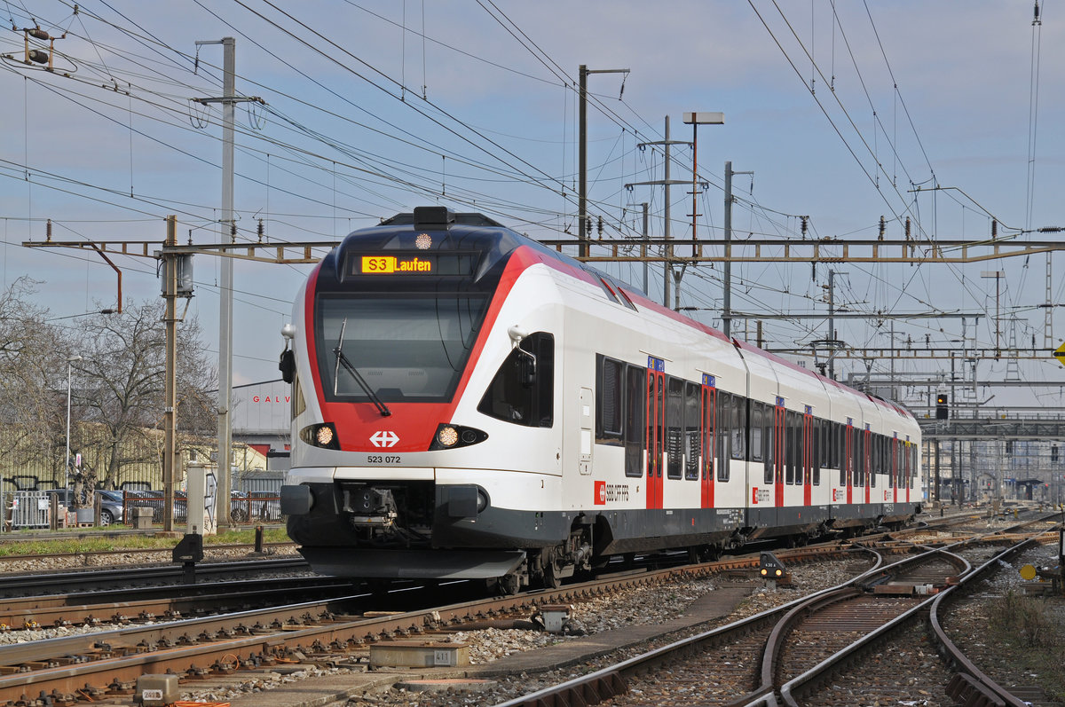 RABe 523 072, auf der S3, verlässt den Bahnhof Pratteln. Die Aufnahme stammt vom 14.02.2018.