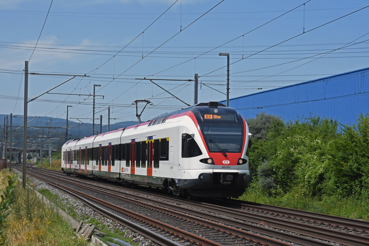 RABe 523 072, auf der S3, fährt Richtung Bahnhof Itingen. Die Aufnahme stammt vom 17.07.2019.