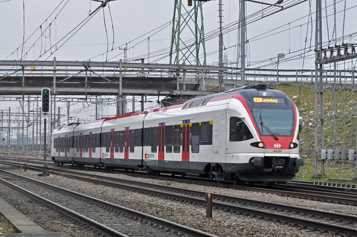 RABe 523 073, auf der S1, fährt beim Bahnhof Muttenz ein. Die Aufnahme stammt vom 20.03.2018