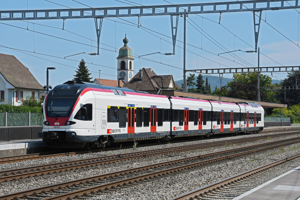 RABe 523 073, auf der S23, wartet am 12.08.2024 beim Bahnhof Rupperswil.