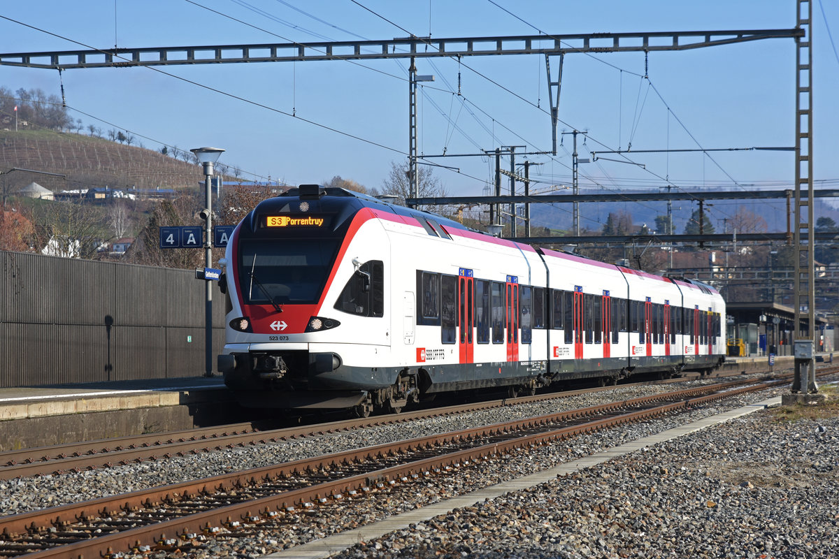 RABe 523 073, auf der S3, verlässt den Bahnhof Gelterkinden. Die Aufnahme stammt vom 19.01.2019.