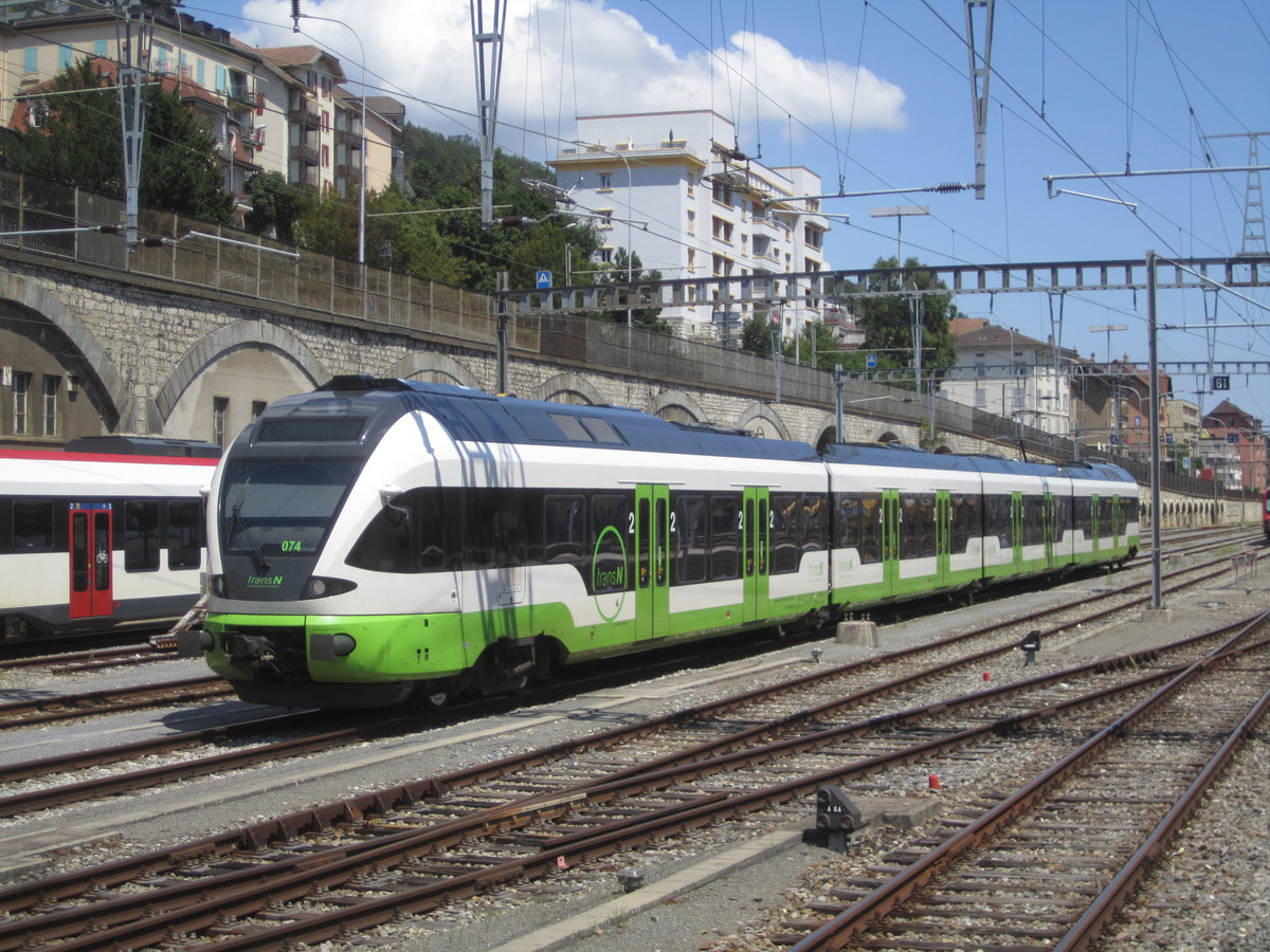 RABe 523 074 am 30.7.2019 in Neuchâtel (aus dem Zug heraus fotografiert)