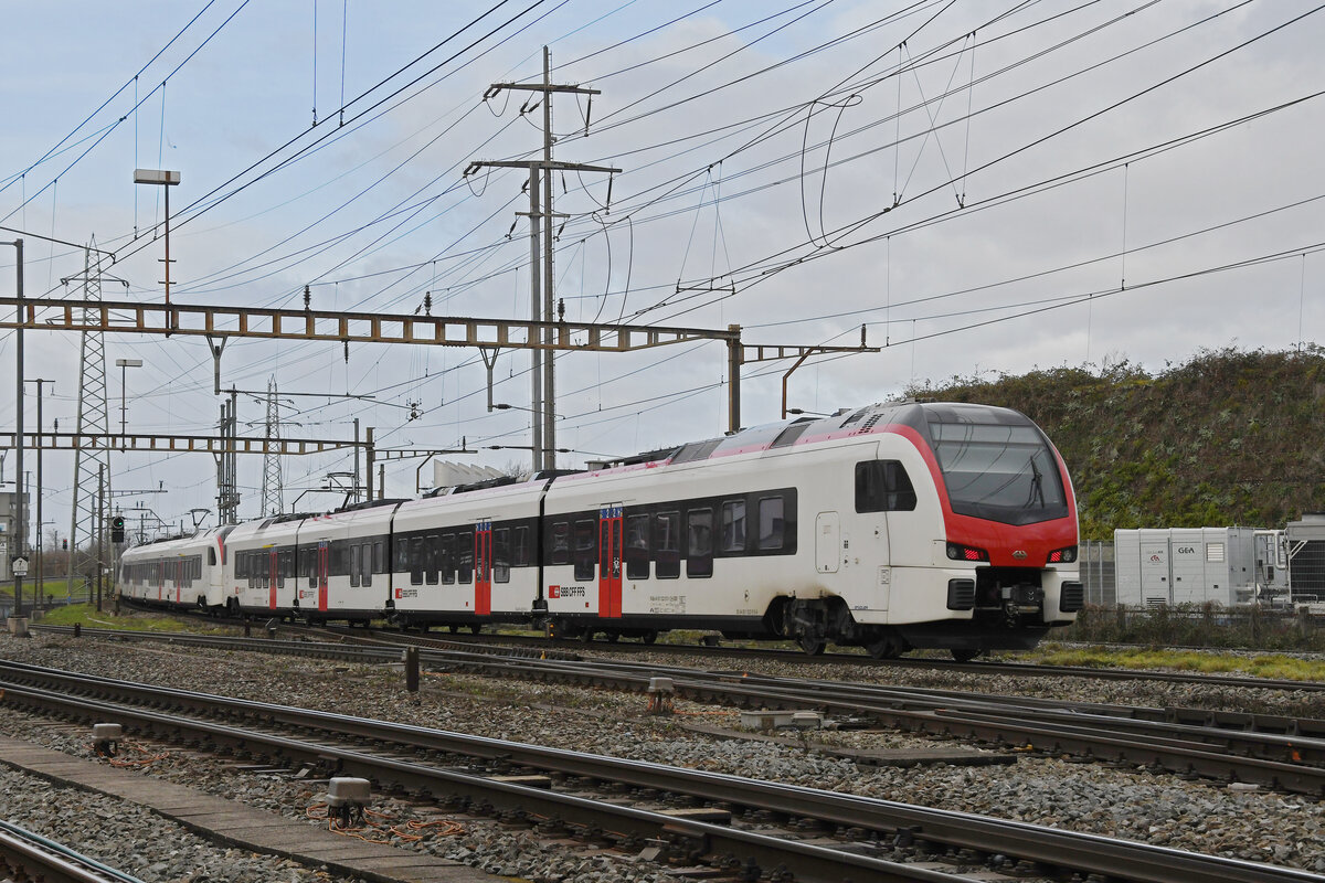 RABe 523 510-1 Mouette durchfährt am 22.12.2022 den Bahnhof Pratteln.