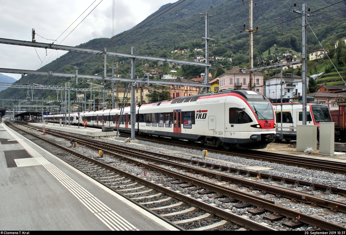 RABe 524 012 und RABe 524 108 (Stadler FLIRT) der TILO SA (SBB/TRENORD S.r.l.) als S10 nach Chiasso (CH), weiter als R 25167 (R10) nach Como S. Giovanni (I), bzw. als S10 nach Mendrisio (CH), weiter als S50 nach Busto Arsizio (I), weiter als R 25567 (R50) nach Malpensa Aeroporto T2 (I), verlassen den Startbahnhof Bellinzona (CH) auf Gleis 4.
[20.9.2019 | 10:37 Uhr]