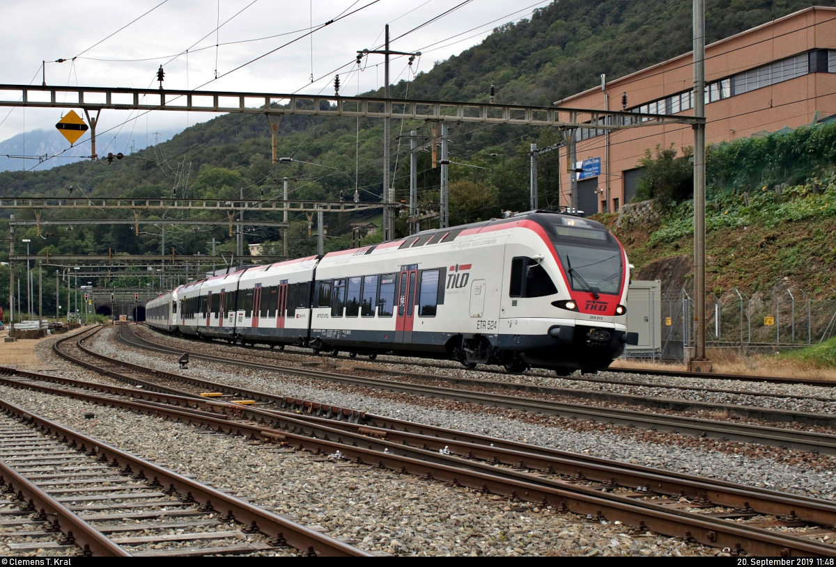 RABe 524 013 und RABe 524 112 (Stadler FLIRT) der TILO SA (SBB/TRENORD S.r.l.) als S10 von Bellinzona (CH) nach Chiasso (CH), weiter als R 25169 (R10) nach Como S. Giovanni (I), bzw. als S10 von Bellinzona (CH) nach Mendrisio (CH), weiter als S50 nach Busto Arsizio (I), weiter als R 25569 (R50) nach Malpensa Aeroporto T2 (I), erreichen den Bahnhof Rivera-Bironico (CH) auf der Gotthardbahn am Monte Ceneri (600).
Aufgenommen von einem öffentlich zugänglichen Parkplatz.
[20.9.2019 | 11:48 Uhr]