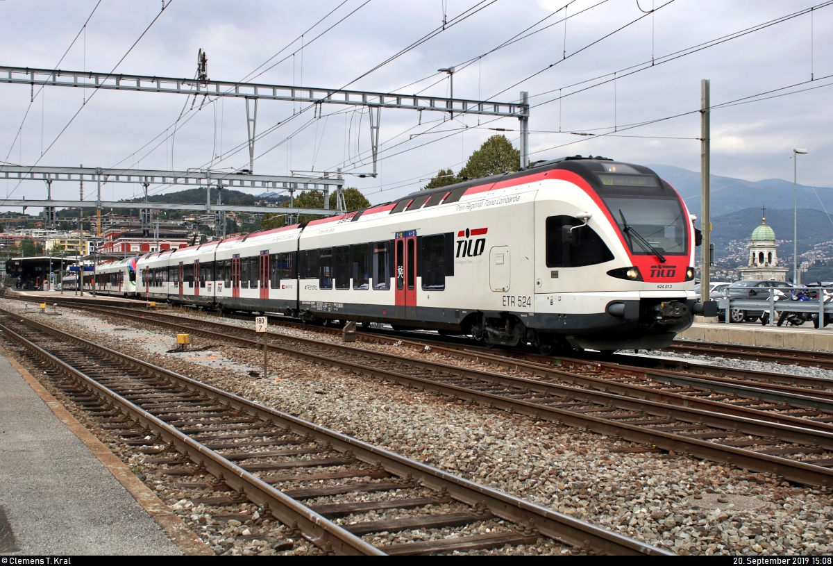 RABe 524 013 und RABe 524 204 (Stadler FLIRT) der TILO SA (SBB/TRENORD S.r.l.) als S10 von Bellinzona (CH) nach Chiasso (CH), weiter als R 25175 (R10) nach Como S. Giovanni (I), bzw. als S10 von Bellinzona (CH) nach Mendrisio (CH), weiter als S50 nach Busto Arsizio (I), weiter als R 25575 (R50) nach Malpensa Aeroporto T2 (I), verlassen den Bahnhof Lugano (CH) auf Gleis 2.
Aufgenommen von einem öffentlich zugänglichen Parkplatz.
[20.9.2019 | 15:08 Uhr]