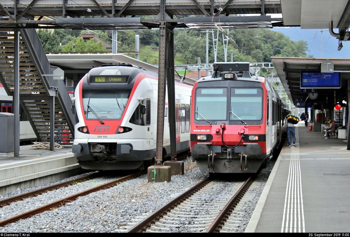 RABe 524 102 der TILO SA (SBB/TRENORD S.r.l.) als S10 von Bellinzona (CH) nach Chiasso (CH) trifft auf einen RBDe 560  Domino  als S20 von Biasca (CH) nach Locarno (CH) im Bahnhof Bellinzona (CH).
[20.9.2019 | 11:00 Uhr]