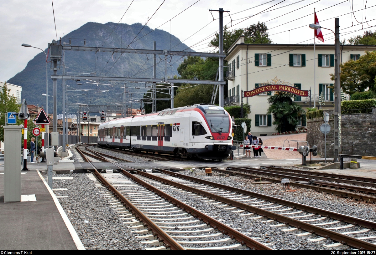 RABe 524 104  Airolo  und RABe 524 018 (Stadler FLIRT) der TILO SA (SBB/TRENORD S.r.l.) als S10 von Chiasso (CH) nach Bellinzona (CH) erreichen den Bahnhof Lugano (CH) auf Gleis 4.
Aufgenommen im Gegenlicht.
[20.9.2019 | 15:27 Uhr]