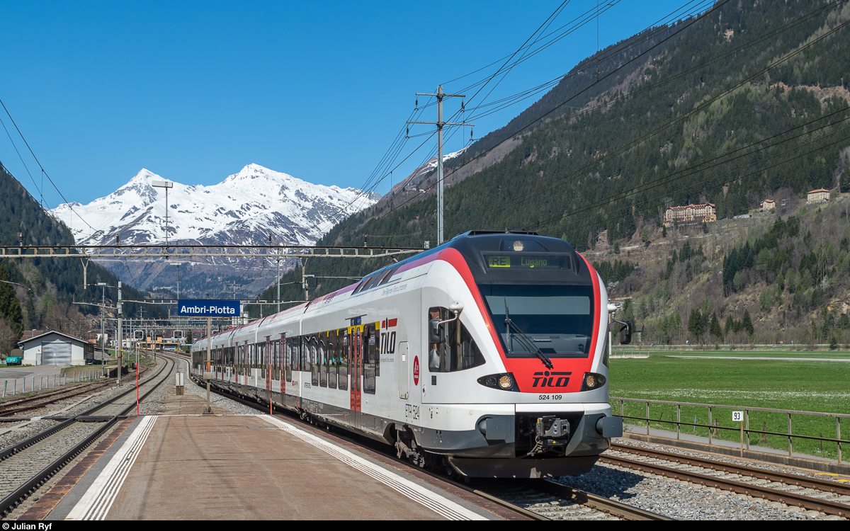 RABe 524 109 erreicht am 8. April 2017 als RE Erstfeld - Lugano den Bahnhof Ambrì-Piotta. Erst seit dem letzten Fahrplanwechsel halten hier wieder regelmässig Züge, vorher wurde der Bahnhof lediglich von einzelnen von Biasca nach Airolo verlängerten S-Bahnen angefahren.
