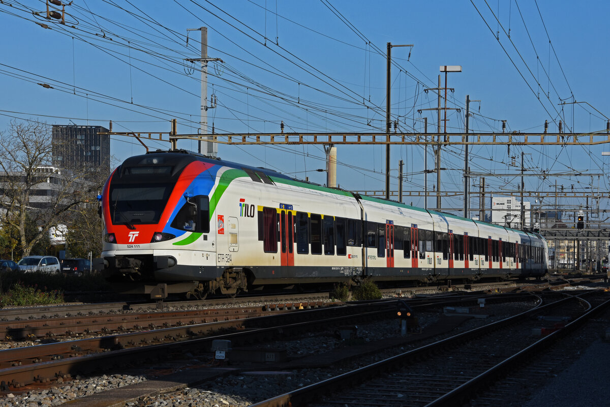 RABe 524 111 durchfährt als Dienstfahrt den Bahnhof Pratteln. Die Aufnahme stammt vom 09.11.2021.