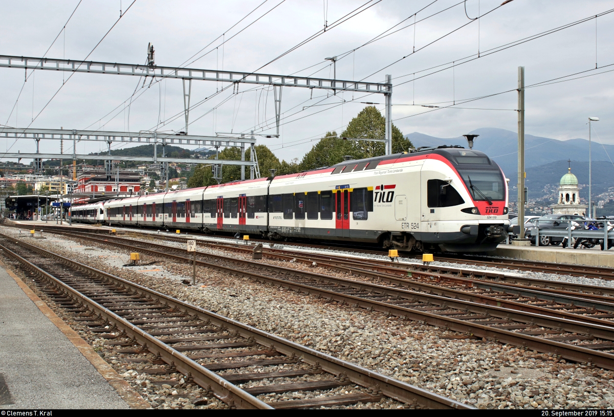 RABe 524 115 und RABe 524 003  Tre Valli  (Stadler FLIRT) der TILO SA (SBB/TRENORD S.r.l.) als Leerzug durchfahren den Bahnhof Lugano (CH) auf Gleis 1 Richtung Mendrisio (CH).
Aufgenommen von einem öffentlich zugänglichen Parkplatz.
[20.9.2019 | 15:15 Uhr]