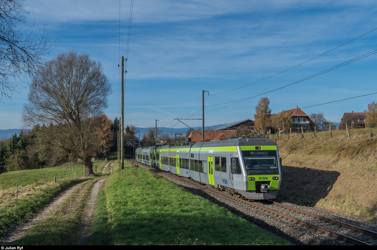 RABe 525 002, die nach dem Refit bereits in der neuen Lackierung unterwegs ist, führt am 20. November 2016 eine S5 Neuchâtel/Murten - Bern an. Aufgenommen wurde das Bild bei Ferenbalm-Gurbrü.