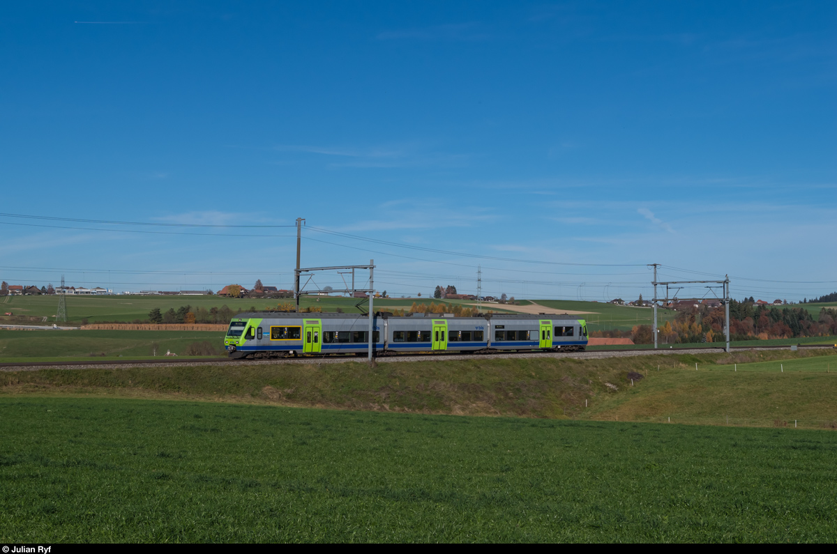 RABe 525 014 erreicht am 08.11.2015 als S52 Bern-Kerzers in Kürze Riedbach. Der Bahnhof auf Stadtberner Boden hat pro Richtung und Stunde nur eine Verbindung, was für die paar Leute hier draussen aber auch ausreicht. Zusätzlich gibt es halbstündlich eine Busverbindung von BERNMOBIL nach Bümpliz.