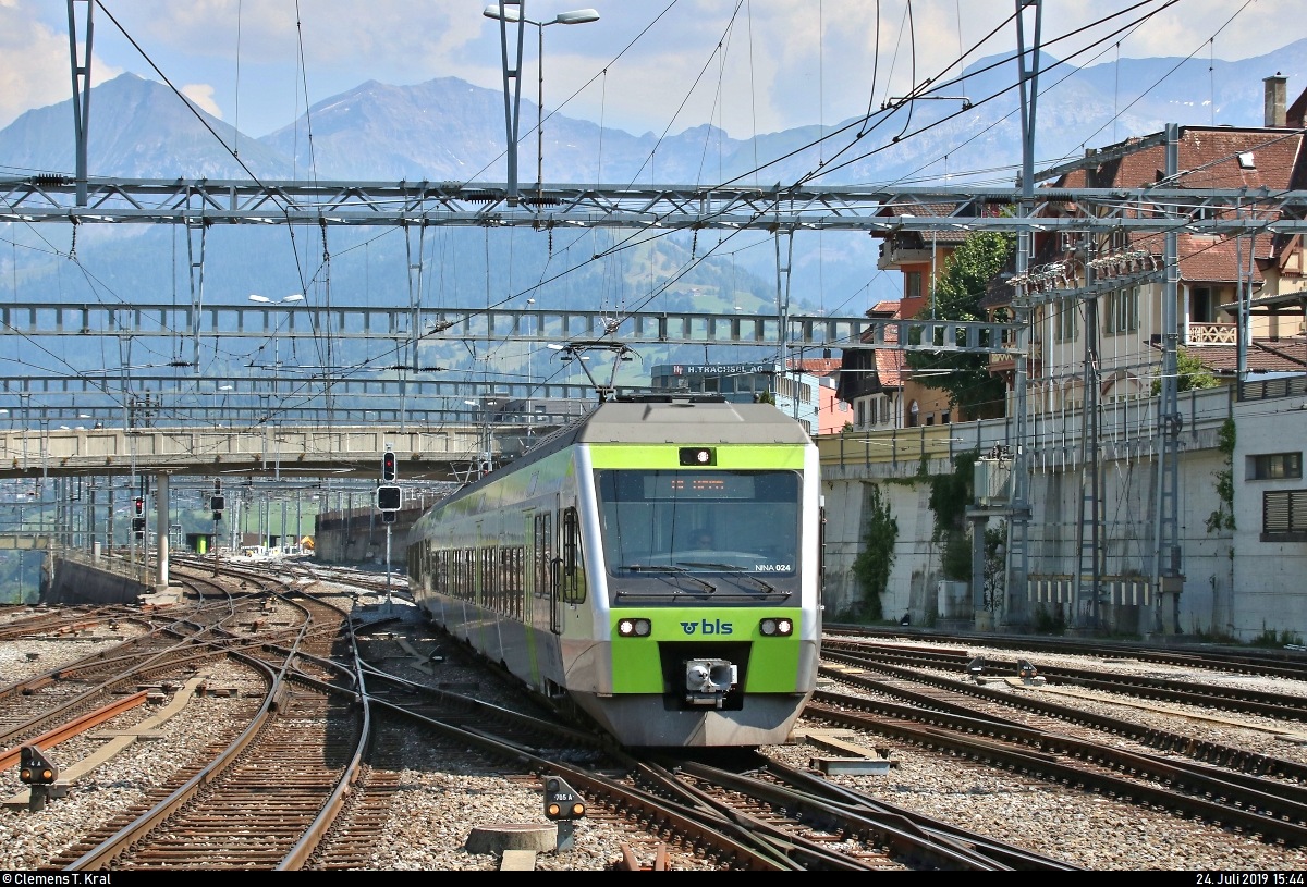 RABe 525 024-6 (Bombardier/Alstom NINA) der BLS AG als RE 4274 von Domodossola (I) nach Bern (CH) erreicht den Bahnhof Spiez (CH) auf Gleis 5.
Aufgenommen am Ende des Bahnsteigs 4/5.
[24.7.2019 | 15:44 Uhr]